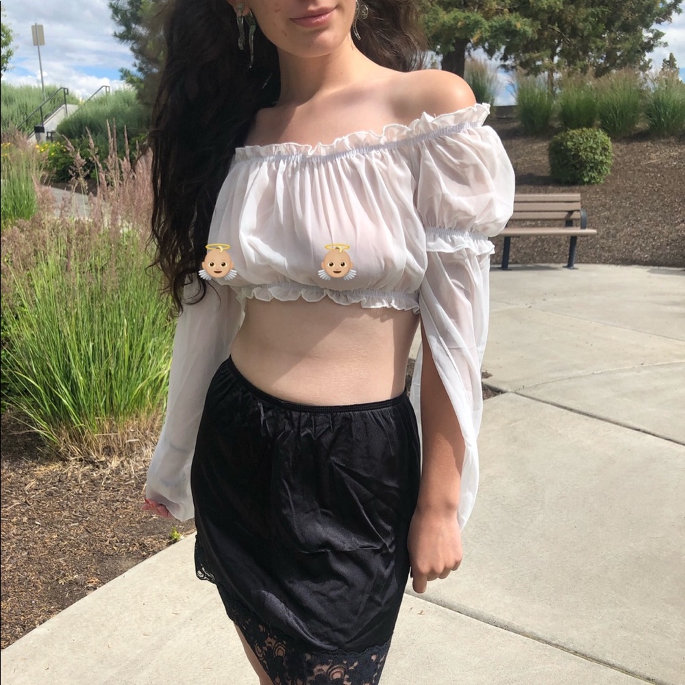 SOLD Selena Bardot Top 🎼